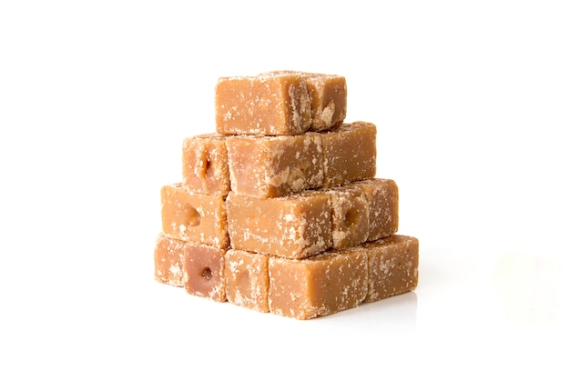 Açúcar de cana Jaggery cubo isolado no fundo branco