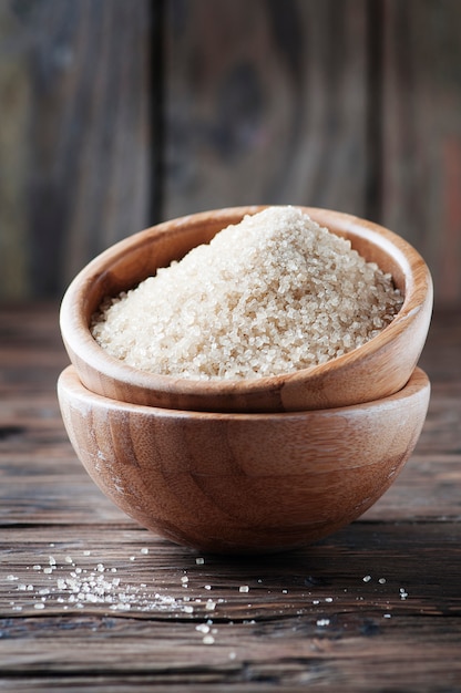 Açúcar doce marrom na mesa de madeira