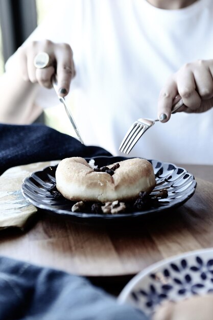 Açúcar em pó cai sobre donuts Berliner