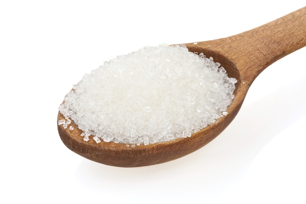Açúcar granulado em colher isolado