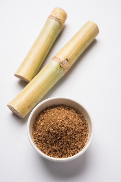 Açúcar não refinado de cor marrom - subprodutos da cana-de-açúcar ou da ganna servidos em uma tigela. foco seletivo