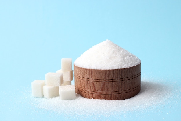 Açúcar refinado em um fundo colorido. Conceito de diabetes, excesso de açúcar. Foto de alta qualidade