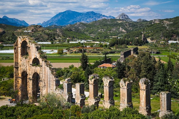 Foto acueducto de la antigua ciudad de aspendos, turquía.