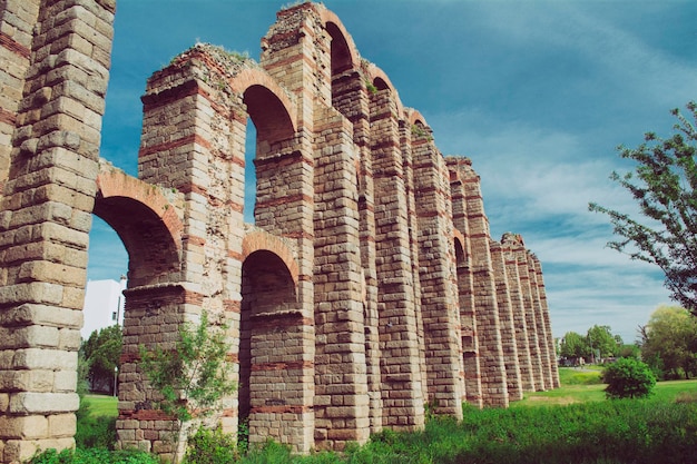 Foto el acueducto histórico de mérida como uno de los hitos de españa