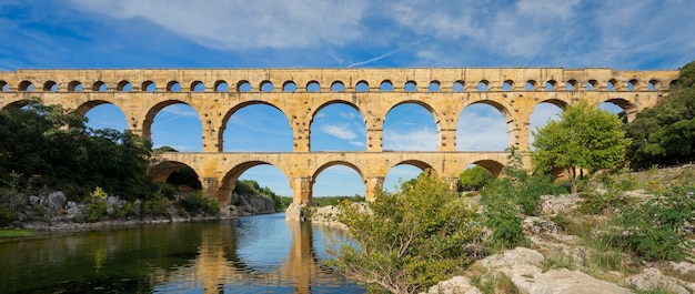 Foto acueducto romano viejo famoso de pont du gard en francia