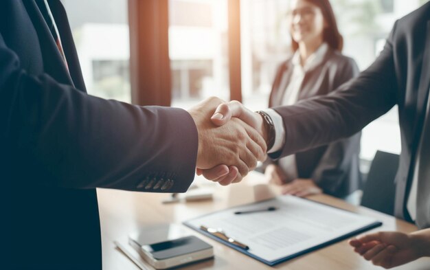 Foto acuerdo de cliente representantes del banco y clientes se estrechan la mano