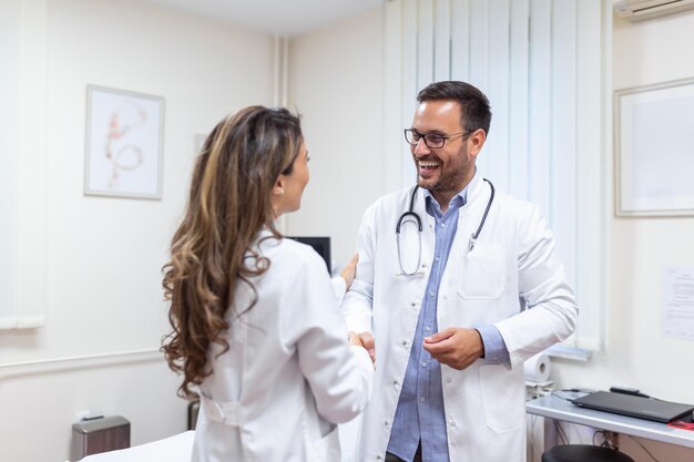 Acuerdo de concepto de colaboración en medicina Foto de dos médicos que se estrechan la mano en el hospital