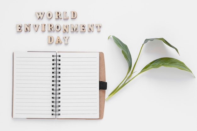 Acuerdo del día mundial del medio ambiente con cuaderno vacío