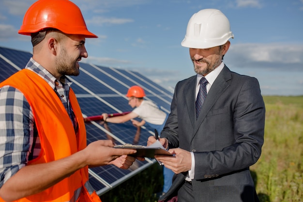 Acuerdo de firma del cliente en la estación de energía solar.