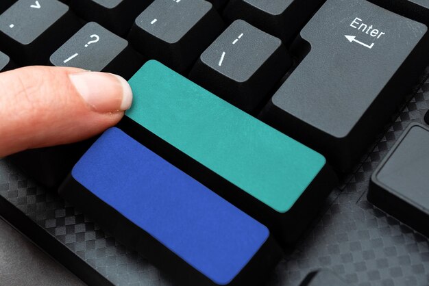Acuerdo de licencia de usuario final de mecanografía escribiendo nueva contraseña de red aprender cosas nuevas Internet