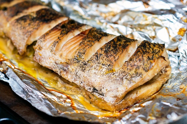 Foto se acuesta pescado cocinando en el horno pico se acuesta en una lámina