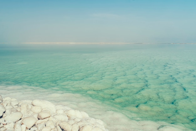 Acumulación de sal en la costa del Mar Muerto en Jordania