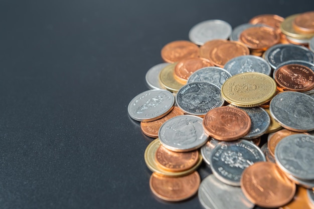 Foto acumule moedas na mesa preta com espaço