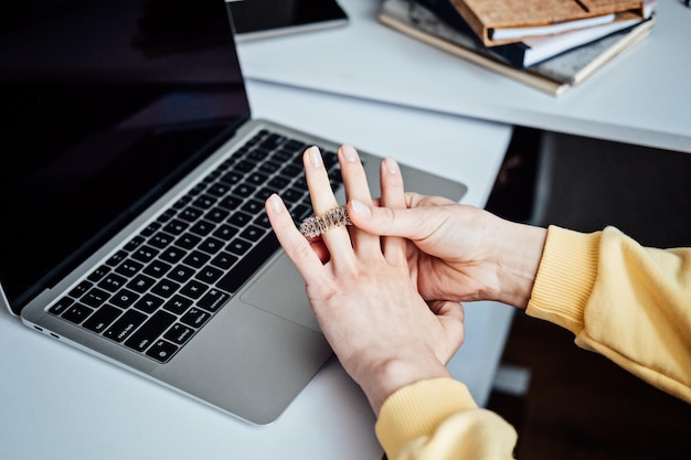 Acupuntura Su Jok sujok su jok sujok é terapia da medicina tradicional chinesa Sujok Terapia da Dor Massageador de Dedo Anéis de Circulação nas mãos femininas perto do laptop no local de trabalho