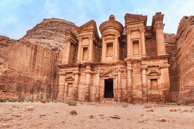 Ad Deir - Monasterio - ruinas talladas en la pared rocosa en Petra Jordan