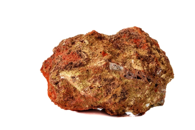 Adamita de piedra mineral macro sobre un fondo blanco