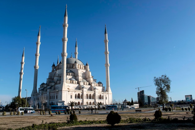 Adana / Turquía, vista de la Mezquita Central de Sabanci. Foto de concepto de viaje.