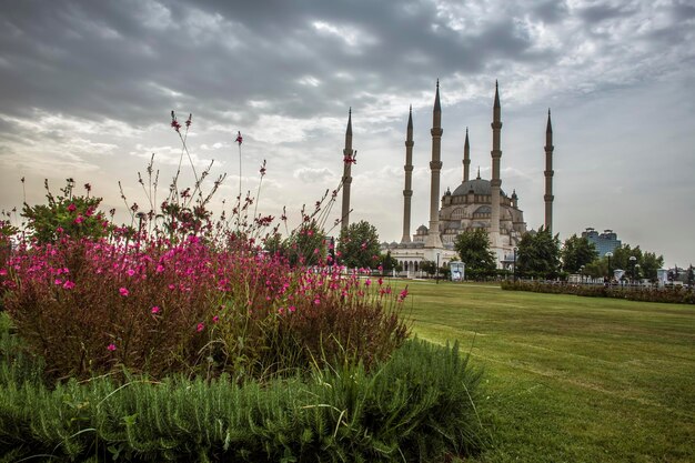 Adana / Turquía, vista de la Mezquita Central de Sabanci. Foto de concepto de viaje.