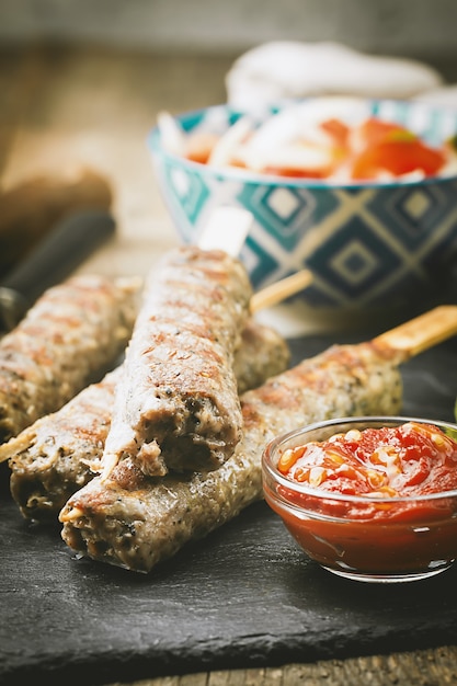 Adana Urfa Kebab turco tradicional caseiro grelhado