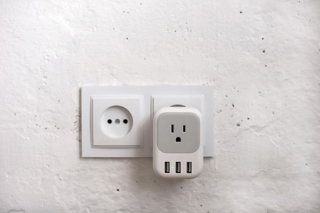 Adaptador blanco de salida europea a americana con puertos USB