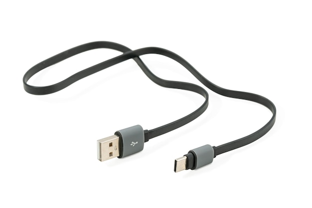 Adaptador de cable de contactos usb a contactos tipo c aislado sobre fondo blanco.