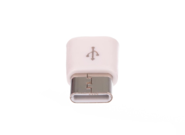 Adaptador micro USB para USB-C isolado no fundo branco