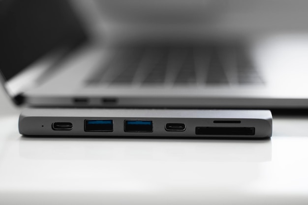 El adaptador USB debajo del conector TypeC para computadora portátil