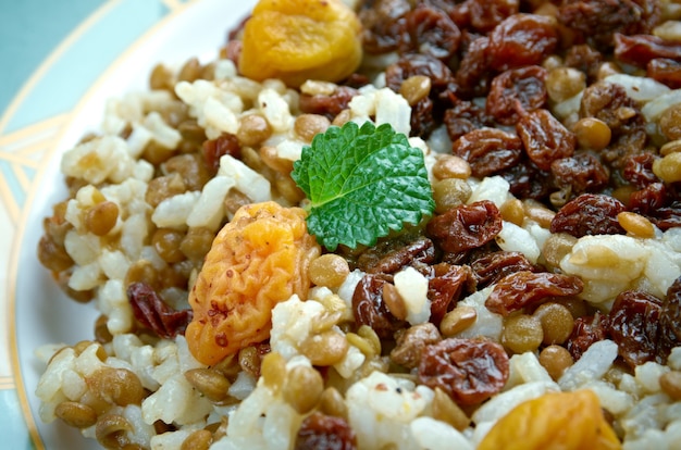 Foto adas polow - pratos tradicionais iranianos, arroz e pilaf de lentilha