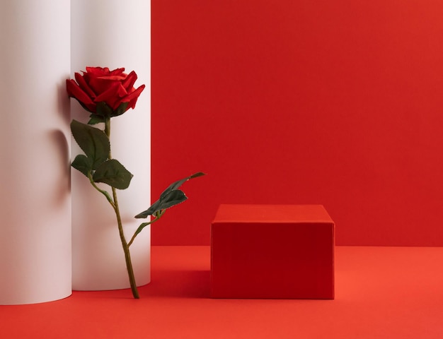 Adecuado para exhibición de productos Podio de productos y flor de rosa sobre fondo rojo Concepto de belleza elegante