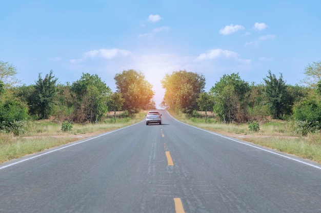 Adelante concepto Escenario de carretera asfaltada a través de campos agrícolas Automóviles conducidos al conjunto de objetivos de destino