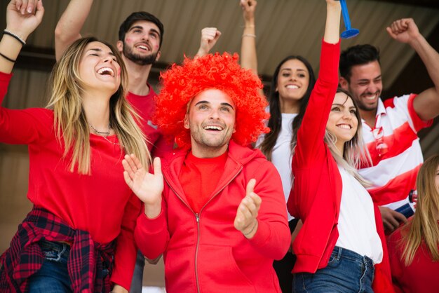 Adeptos de futebol no estádio