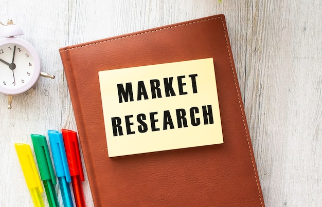 Adesivo de bloco de notas com a inscrição MARKET RESEARCH