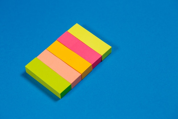 Adesivos coloridos para notas em um fundo colorido