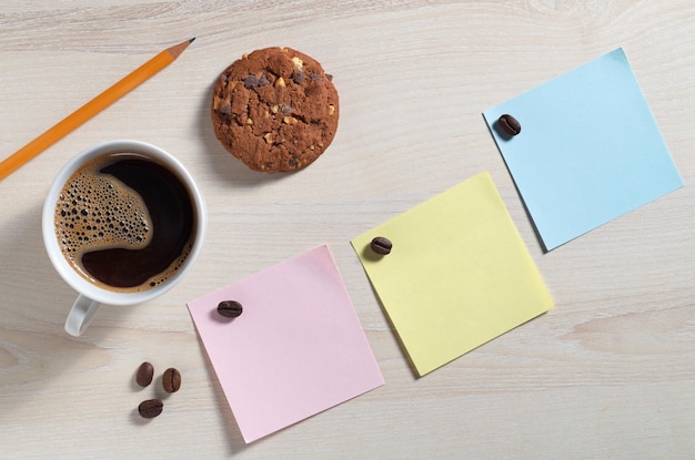 Foto adesivos de papel e café com biscoitos