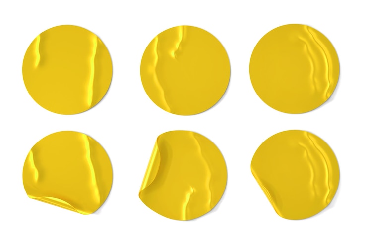 Foto adesivos redondos de ouro com bordas onduladas e rugas renderização 3d conjunto realista de etiquetas adesivas de folha em branco e etiquetas douradas com dobras e cantos descascados isolados no fundo branco