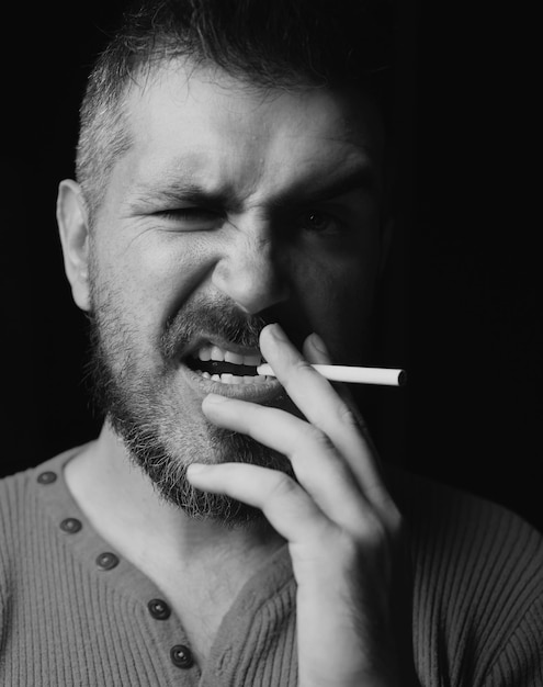 Foto adicción a la nicotina del cigarrillo hombre fumando cigarrillo adicción al tabaco humo en negro