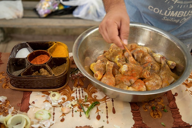 Foto adicionando pimenta ao frango