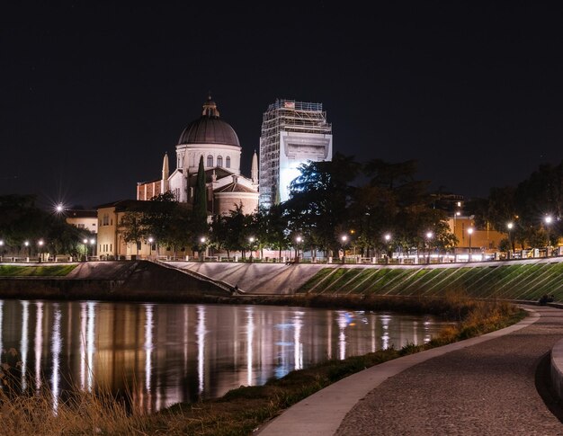 Foto adige fiume de verona visto de noche