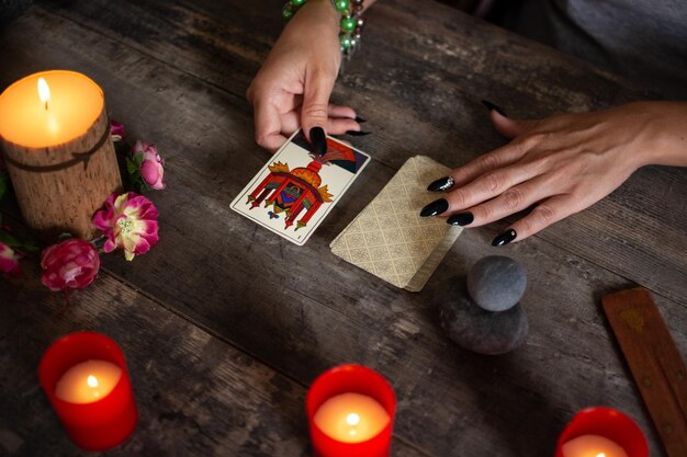 Foto una adivina leyendo el futuro con cartas de tarot.