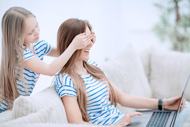 Adivina quién es una niña jugando con su madre.