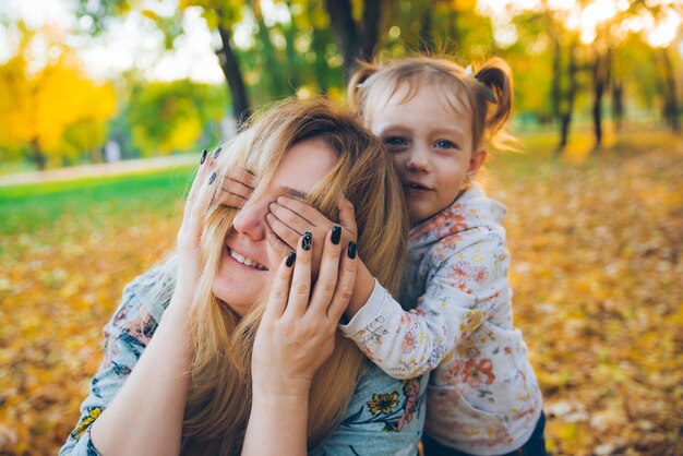 Adivina quién hija cierra los ojos a la madre