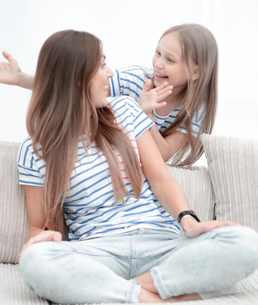 Adivina con quién juega mamá con su hija