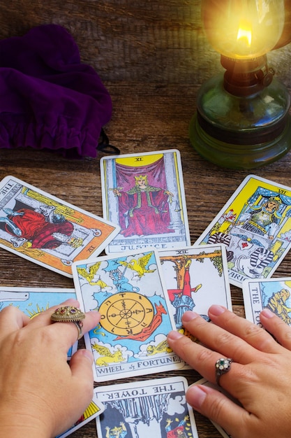 Foto adivinación con cartas del tarot