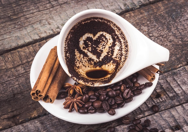 Adivinhação no coração de café de borra de café