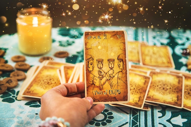 Un adivino lee con cartas del tarot Enfoque selectivo