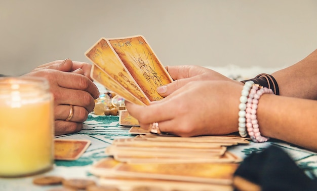 Un adivino lee con cartas del tarot Enfoque selectivo