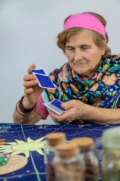 El adivino lee el enfoque selectivo de las cartas del tarot