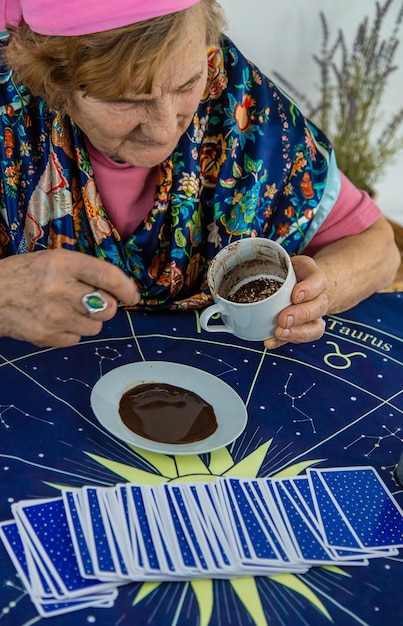 Un adivino lee fortunas en posos de café Enfoque selectivo