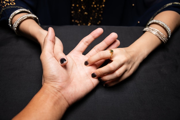 Foto adivino leyendo líneas de fortuna en la mano