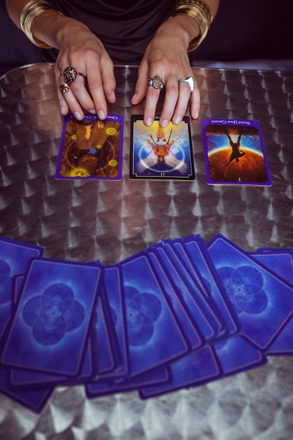 Adivino pronosticando el futuro con las cartas del tarot